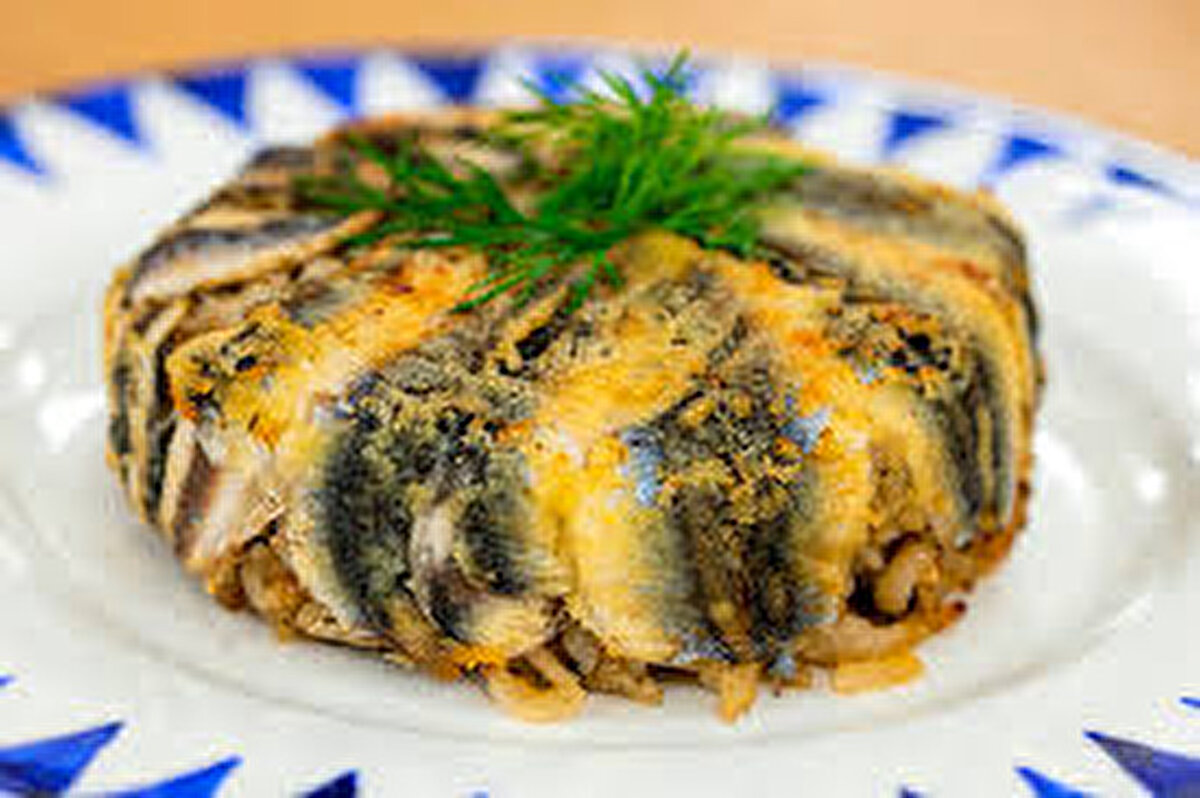 HAMSİLİ PİLAV MALZEMELERİ<br><br>500 gram taze hamsi<br><br>2 su bardağı pirinç<br><br>1 adet soğan<br><br>2 yemek kaşığı zeytinyağı<br><br>1 tatlı kaşığı tuz<br><br>12 tatlı kaşığı karabiber<br><br>1 çay kaşığı pul biber (isteğe bağlı)<br><br>1 çay bardağı dökme tereyağı (ya da sıvı yağ)<br><br>12 limon suyu<br><br>12 çay bardağı kuş üzümü<br><br>12 çay bardağı dolmalık fıstık<br><br>1 çay bardağı sıcak su<br><br>1 tatlı kaşığı şeker<br><br>1 tatlı kaşığı tuz