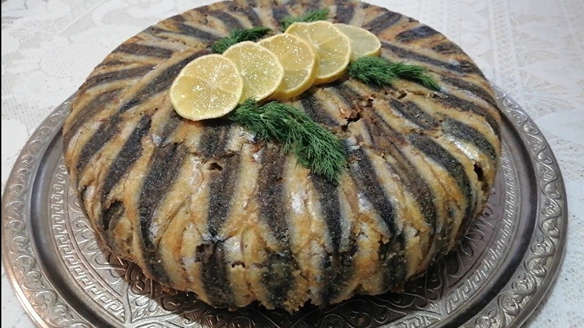 TV8 ekranlarında yayınlanan MasterChef Türkiye'de mavi ve kırmızı takım her gün en iyi yemeği yapmak için yarışıyor. Kaptanlık, dokunulmazlık ve eleme oyunlarında kıyasıya rekabet eden yarışmacılar yeni bölümde hamsili pilav ile yarışacak. Peki tane tane hamsili pilav nasıl yapılır? MasterChef hamsili pilav malzemeleri neler? Hamsili pilava limon sıkılır mı? İşte tarif, malzemeler ve püf noktaları;