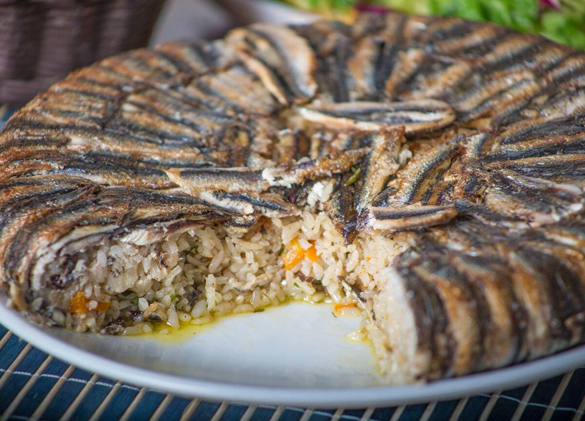 Kılçıkları ayıklanmış ve limonla marine edilmiş hamsiler yağlanmış fırın kabının tabanına parlak yüzeyi alta gelecek şekilde dizilir, üzerine iç pilav yayılır ve kalan hamsiler üst kısma kapatılarak 180 derece fırında yaklaşık 30-35 dakika pişirilir.