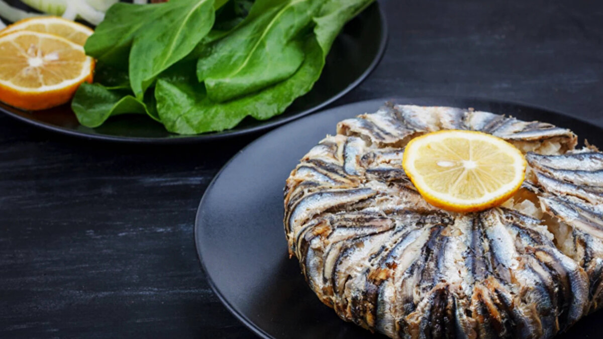 HAMSİLİ PİLAVA LİMON SIKILIR MI?<br><br>Hamsili pilav, servis edilirken genellikle limon ile tatlandırılıyor. Limon, hamsinin yağlı tadını dengeler ve pilava ferah bir aroma katar. Çoğu kişi, yemeğin yanında limon dilimleriyle sunuyor ve isteyen kendi porsiyonuna sıkabiliyor.