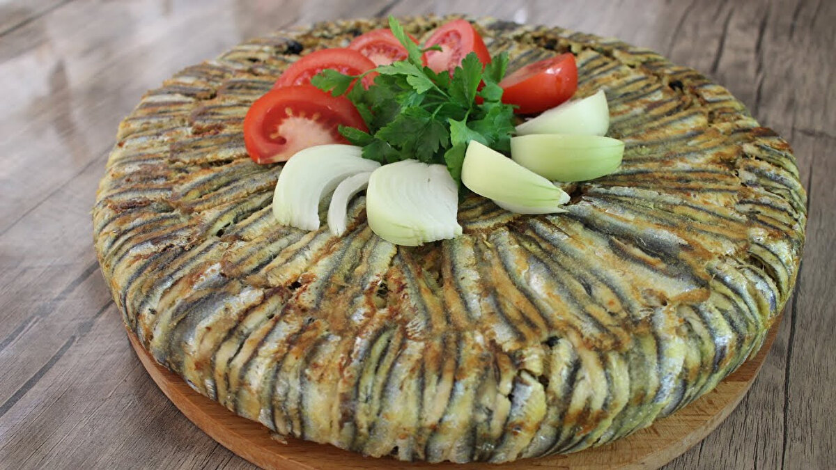 Zeytinyağıyla kavrulan soğan ve dolmalık fıstıkların üzerine pirinç eklenerek kuş üzümü, tuz, karabiber, pul biber ve şekerle harmanlanır, ardından sıcak su ilavesiyle iç pilav hazırlanır.