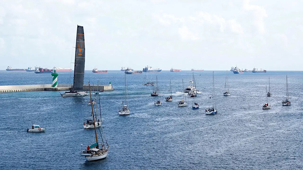 Sumud Filosu Yola Çıktı<br><br>Sumud Filosu, İtalya’nın Sicilya Adası’ndaki limandan 50 gemiyle Gazze’deki ablukayı kırmak için hareket etti. Lübnan merkezli El-Meyadin televizyonunun aktardığına göre, gemilerin büyük bölümü İtalyan limanından ayrıldı. Dalia, Tunus’tan gelen 24 tekne ile birlikte 18 İtalyan gönüllünün Sicilya açıklarında filoya katıldığını belirtti. Ayrıca Yunanistan’dan da 6 geminin filoya dahil olması bekleniyor.
