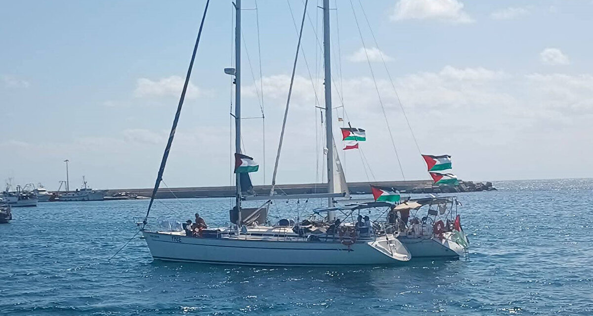 Sumud Ne Demek?<br><br>“Sumud” direniş anlamına gelir. 1967 Altı Gün Savaşı’nın ardından Filistin halkı arasında baskı ve işgale karşı gösterilen direnişle ortaya çıkan bir Filistin kültürel değeri, ideolojik teması ve siyasi stratejisidir.<br>