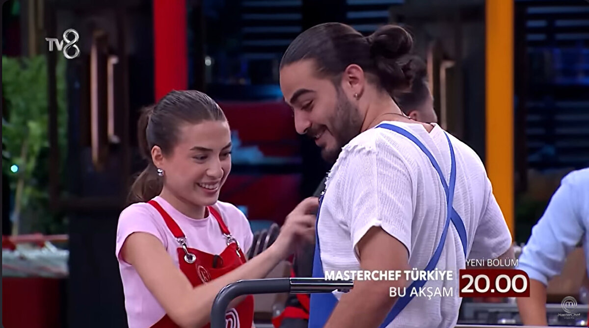 MasterChef Türkiye yeni sezona hızlı bir giriş yaptı. Her akşam jüri üyelerini etkilemek için kıyasıya mücadele eden yarışmacılar zaman zaman gerilimlerle de  gündeme geliyor. Bugün 25 Eylül Perşembe akşamı yayınlanacak yeni bölüm tanıtımının yayınlanması ardından izleyiciler "MasterChef Çağatay kimdir, yarışmadan elendi mi?" sorularını araştırmaya başladı. Peki MasterChef Çağatay Doğanoğlu kimdir? Çağatay Mehmet Şef'in üzerine mi yürüdü, yarışmadan elendi mi? İşte detaylar...