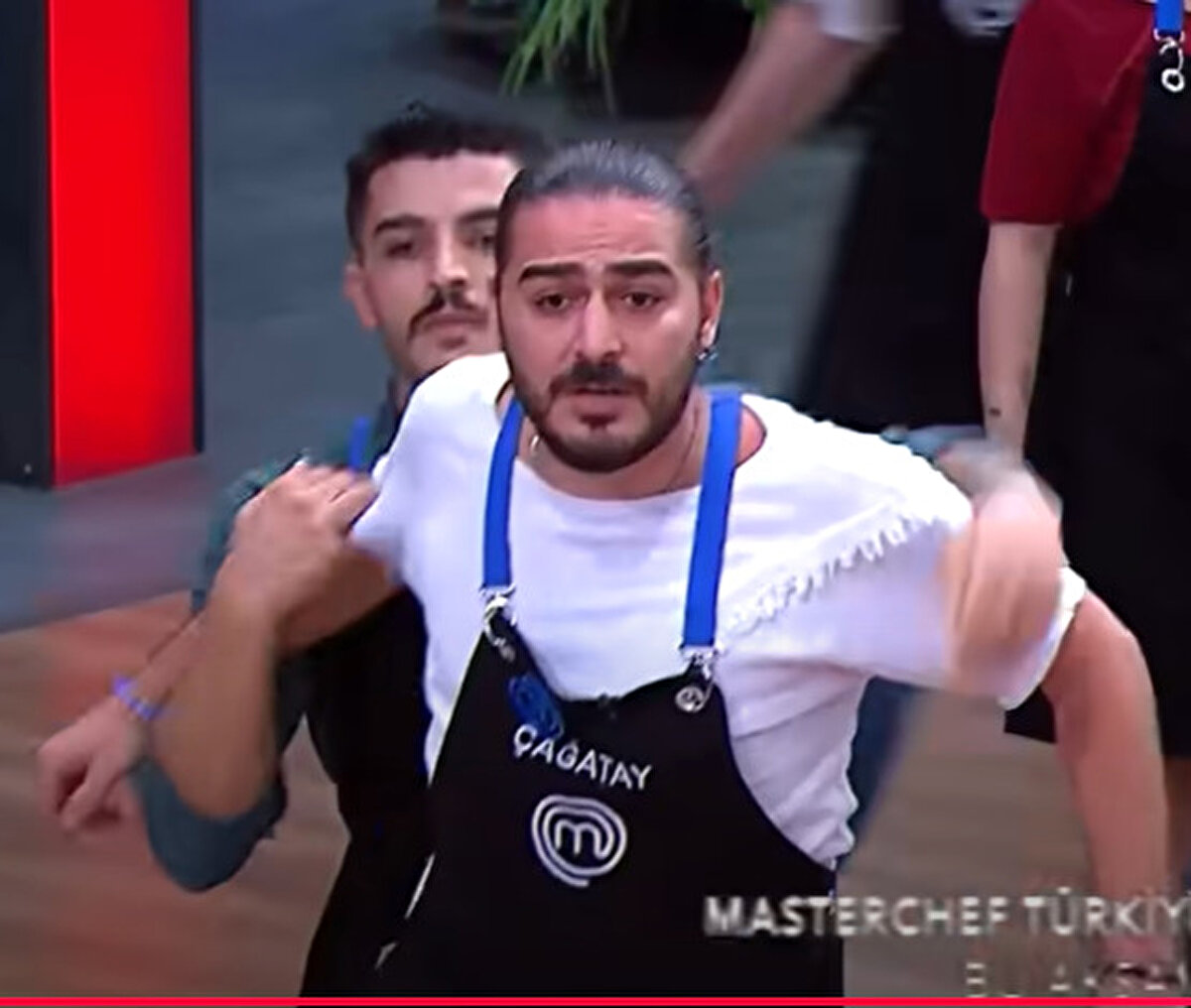 ÇAĞATAY DOĞANOĞLU KİMDİR?<br><br>Çağatay Doğanoğlu MasterChef yarışmasında gösterdiği performansla tanınırlık kazandı. Geçen sene de yarışmaya katılan fakat üçlü düellolarda elenen Doğanoğlu 27 yaşında. MasterChef'ten elendikten sonra İstanbul'da bir aile evinde özel şeflik yapan Çağatay, Afrika'ya gitti. Liberya'da bir madende aşçılık yapmaya başladı. Günde 50 kişiye yemek hazırlayan Çağatay 2025 yılında tekrar MasterChef Türkiye elemelerini geçerek yarışmaya dahil oldu. <br><br>Instagram'da aktif olan Çağatay "cagataychef" kullanıcı adıyla 19 bin takipçiye ulaştı.