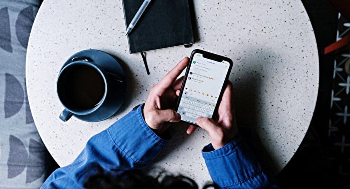 WhatsApp mesaj çevirisi nasıl çalışacak?<br><br>TechTimes’ın aktardığı bilgilere göre WhatsApp’ta yabancı dilde bir mesaj aldığınızda, mesaja uzun basılı tutunca ekranda “çevir” seçeneği görünecek. Ardından çevirmek istediğiniz dili seçerek metni anında anlayabileceksiniz.