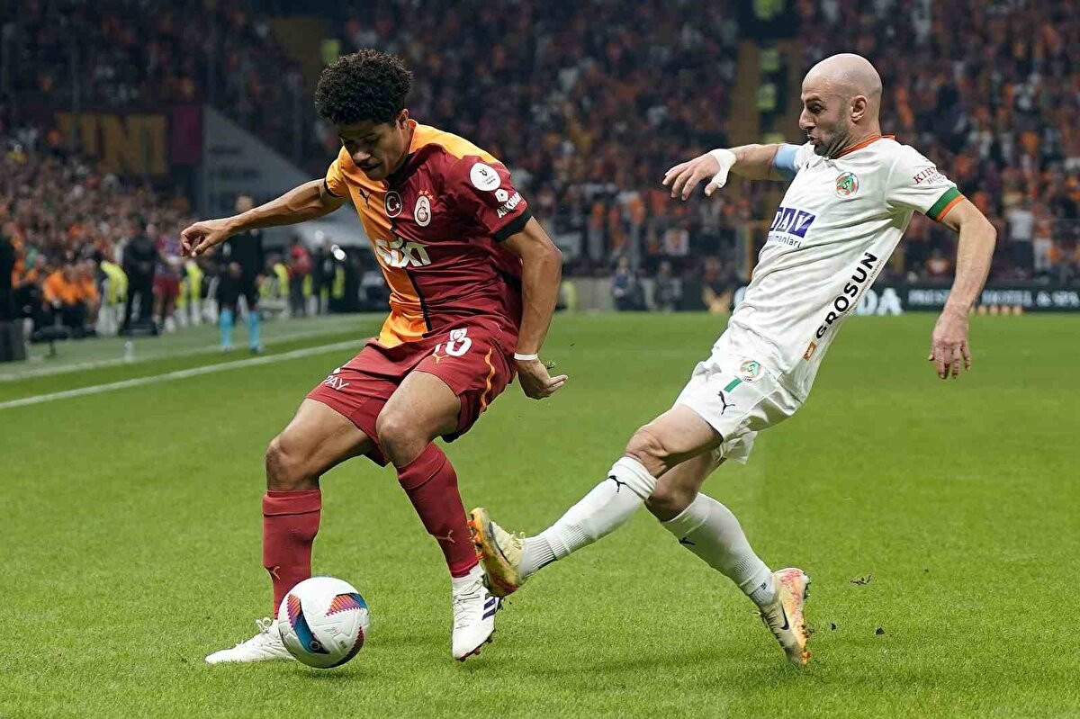Sarı-kırmızılı takım, Alanyaspor deplasmanına konuk olduğu 9 karşılaşmadan 6 galibiyetle ayrıldı.<br>Deplasmanda Alanyaspor’a bir kez mağlup olan Galatasaray, iki maçtan da beraberlikle ayrıldı.