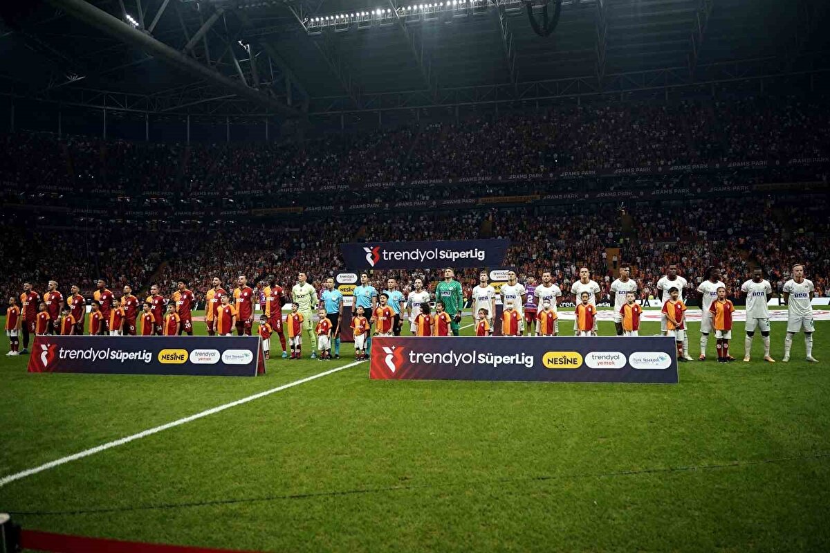 19. Randevu<br><br>İki takım lig tarihinde 18 kez karşı karşıya geldi. Bu karşılaşmalarda Galatasaray 12, Alanyaspor ise 3 galibiyet elde etti. 3 maç ise beraberlikle sonuçlandı.<br>Bu maçlarda 42 gol atan Galatasaray, kalesinde 18 gol gördü.<br>En farklı galibiyet ise 2018-2019 sezonunda İstanbul'da oynanan ve Galatasaray'ın 6-0'lık galibiyetiyle sonuçlanan maç oldu.<br>