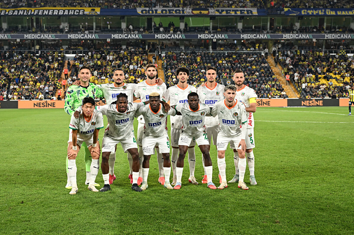 Alanyaspor - Galatasaray maçı muhtemel 11'ler<br><br>Alanyaspor: Ertuğrul; Viana, Lima, Aliti; Maestro, Makouta, Ruan, Enes; Hagi, İbrahim, Ogundu