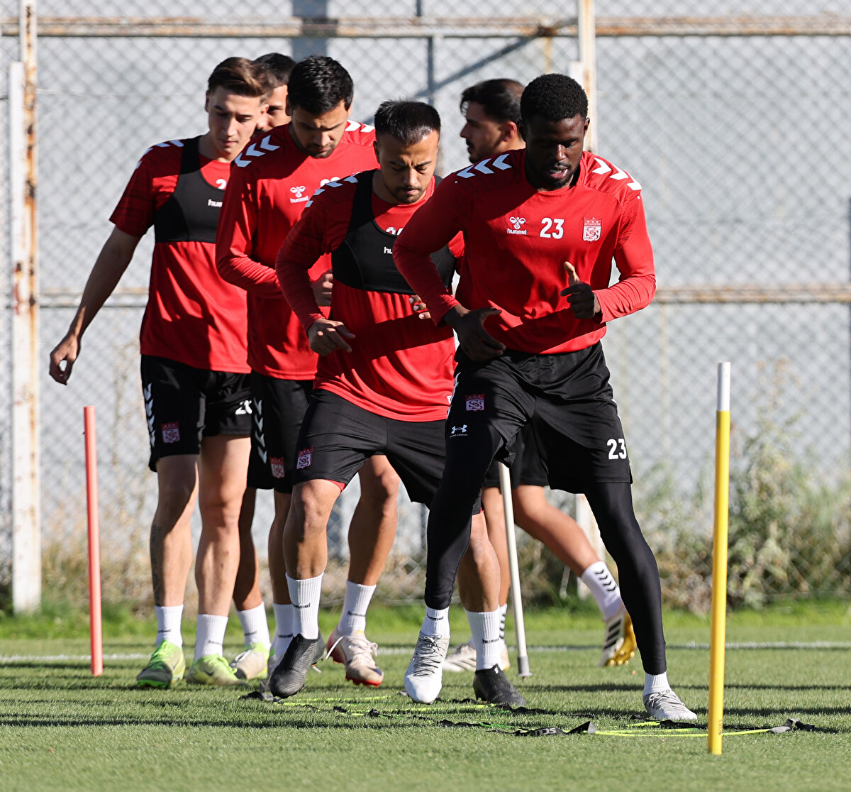 Haftanın Öne Çıkan Maçlarından<br><br>Sivasspor - Adana Demirspor mücadelesi, ligin 7. haftasında dikkat çeken karşılaşmalardan biri olarak öne çıkıyor. İki takımın sahada ortaya koyacağı performans futbolseverler tarafından büyük bir merakla bekleniyor.