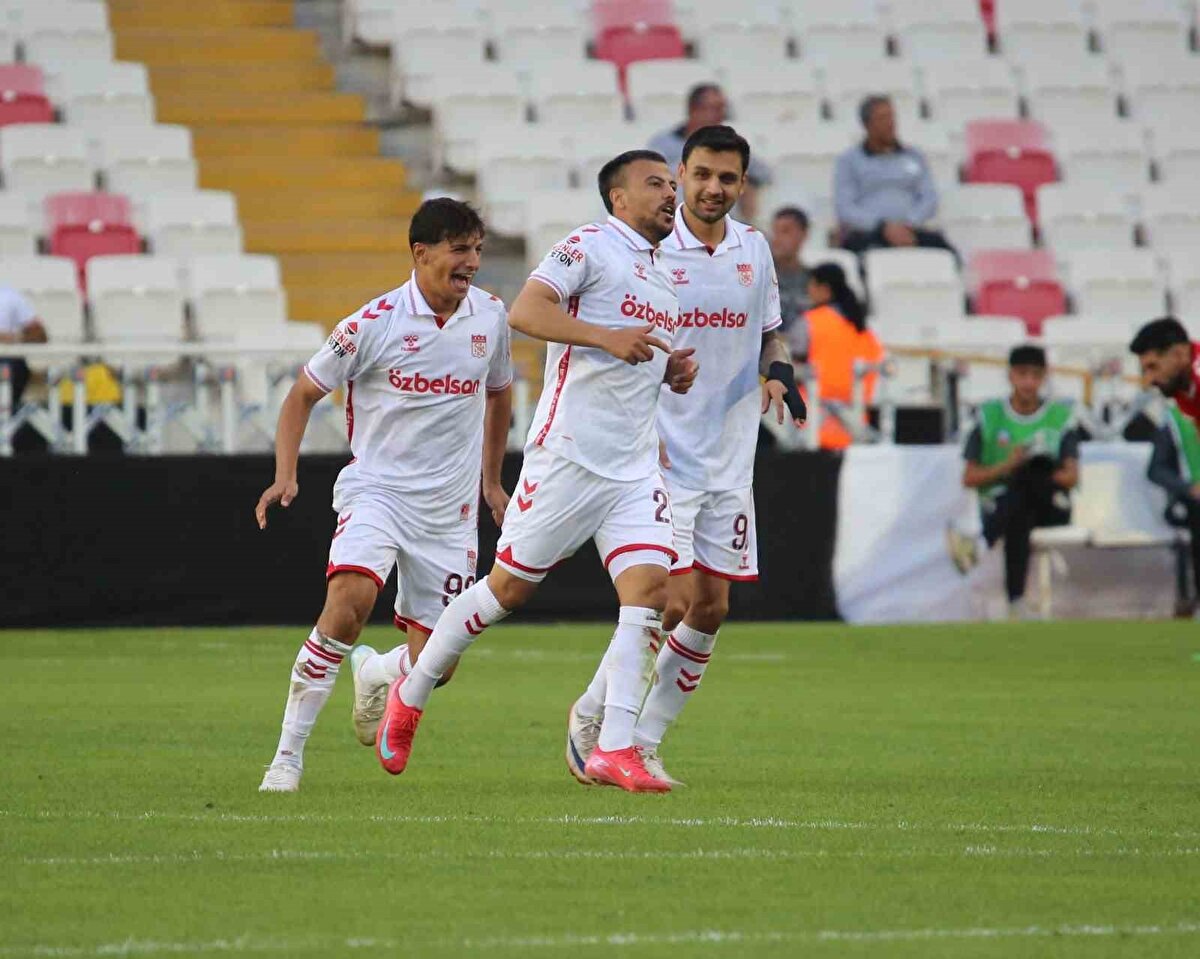 Sivasspor Üç Puan Peşinde<br><br>Ligde üst sıralara tırmanmak isteyen Sivasspor, taraftar desteğini arkasına alarak sahaya çıkacak. Kırmızı-beyazlı ekip, kendi evinde hata yapmadan üç puanı hanesine yazdırmayı hedefliyor.