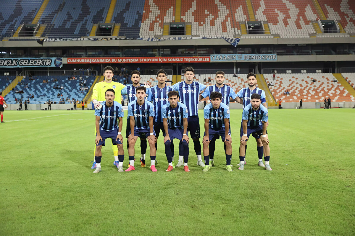 Adana Demirspor Zorlu Deplasmanda<br><br>Mavi-lacivertliler ise güçlü kadrosuyla deplasmanda galibiyet arayacak. Adana Demirspor, Sivasspor karşısında alacağı puanlarla zirve yolunda avantaj elde etmek istiyor.
