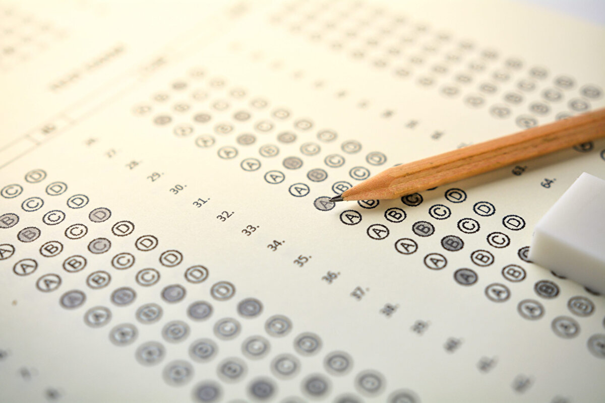 Elektronik Yabancı Dil Sınavı (e-YDS 202510 İngilizce) 27 Eylül Cumartesi günü gerçekleştirilecek. e-YDS 202510 İngilizce alanında 27 Eylül 2025 tarihinde Ankara, İstanbul, İzmir ve Adana’daki e-Sınav Uygulama Binalarında yapılacaktır. Adaylar saat 13.30’dan sonra sınav binalarına alınmayacaktır. e-YDS, elektronik ortamda yapılacağından adayların sınavda uygulanacak arayüzleri sınav öncesinde tanıması amacıyla deneme e-Sınavı hazırlanmıştır. Sınava katılacak adayların sınavdan önce deneme sınavından yararlanmaları önemlidir.