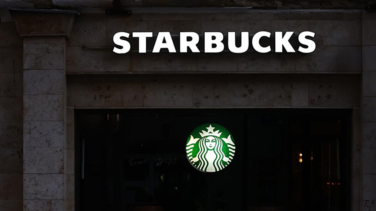 Brian Niccol, tam bir yıl önce dönüşüm uzmanı olarak Starbucks’ın başına getirilmişti. Daha önce Chipotle’ın yaklaşık 6 yıl boyunca CEO’luğunu yapan Niccol, bu süreçte markanın gelirini neredeyse iki katına çıkarmış, kârını artırmış ve hisse değerini yükseltmişti.