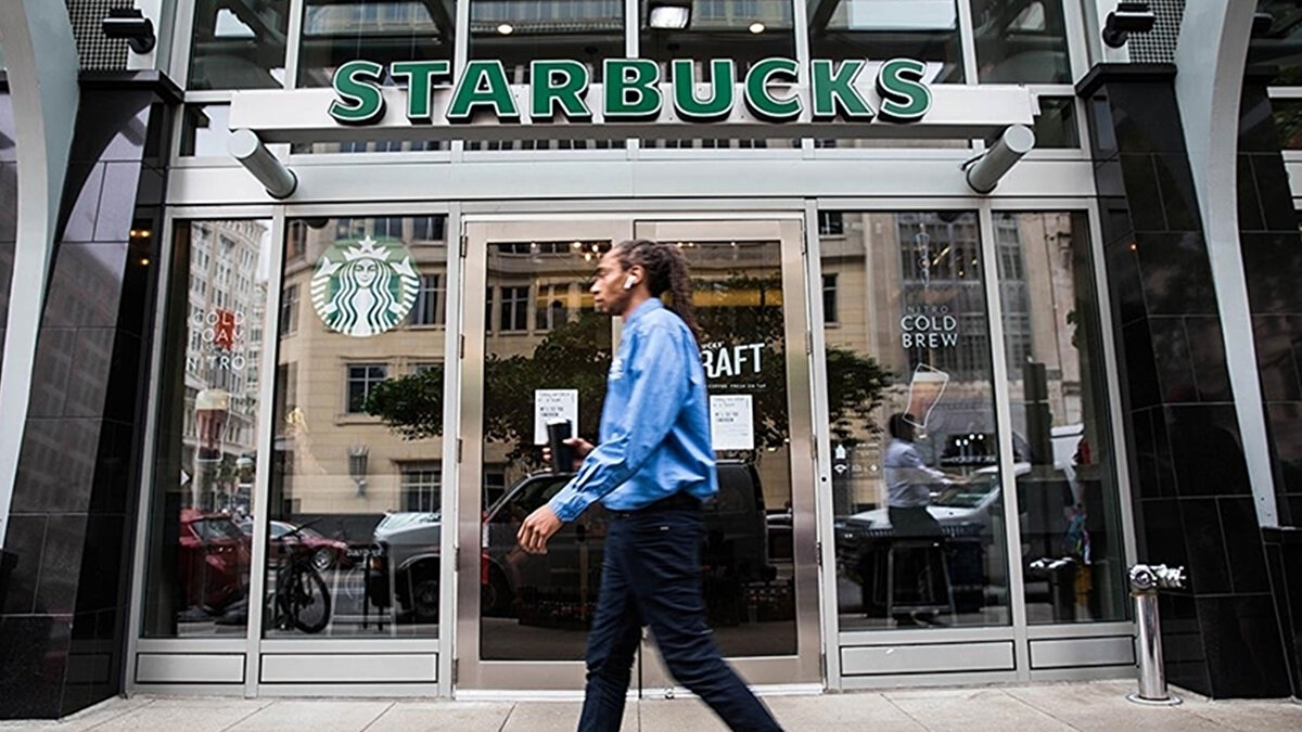 Starbucks CEO’su Brian Niccol, perşembe günü çalışanlara gönderdiği mektupta, bazı kafelerin de müşteri beklentilerini karşılamadığı için kapanacağını belirtti. Niccol, kahve zincirini daha davetkâr bir buluşma noktası haline getirmeyi hedeflediklerini vurguladı. 