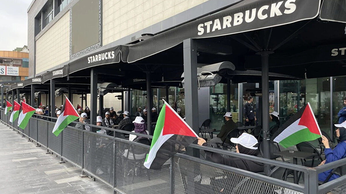 İsrail'in Gazze'ye yönelik soykırımına tepki olarak başlatılan protestolar etkisini gösteriyor.<br><br>Kahve zinciri Starbucks, mali performans hedeflerini karşılayamayan şubeleri kapatma ve yaklaşık 900 kurumsal çalışanını işten çıkarma kararı aldı.