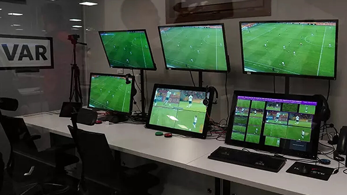 Yabancı VAR tartışması<br><br>Yabancı VAR konusunda konuşan Vitor Melo, "Yunanistan'da geçirdiğim son sezonda 360 maçın 39'u yabancı hakem tarafından yönetildi. Sezonun sonunda benzer hatalar yapılmıştı yine. Yunan hakemler ile yabancı hakemler az çok aynı hatalar yapmıştı. Geçtiğimiz yılla kıyaslayalım; yabancı VAR hakemleri oldu Türkiye'de. Verimliliği önceki sezonlarla kıyaslarsanız benzer sonuçlar elde edersiniz. Vakit kaybediyoruz bir de, Türk hakemlerin deneyim kazanacağı maçlarda kazandıramamış oluyoruz yabancı VAR olduğu için." ifadelerini kullandı.