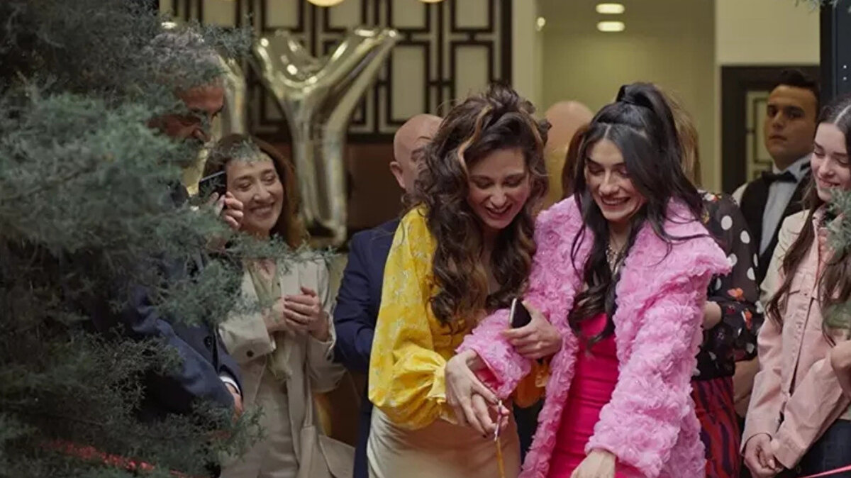 Sezon Finalinde Neler Yaşandı?<br><br>Sezon finaline, Azem’in kaçırılması damga vurdu. Nehir, Cihan ve Dilber’le akşam yemeğine hazırlanan Azem’in sürpriz öpücüğü ise sosyal medyada çok konuşuldu.