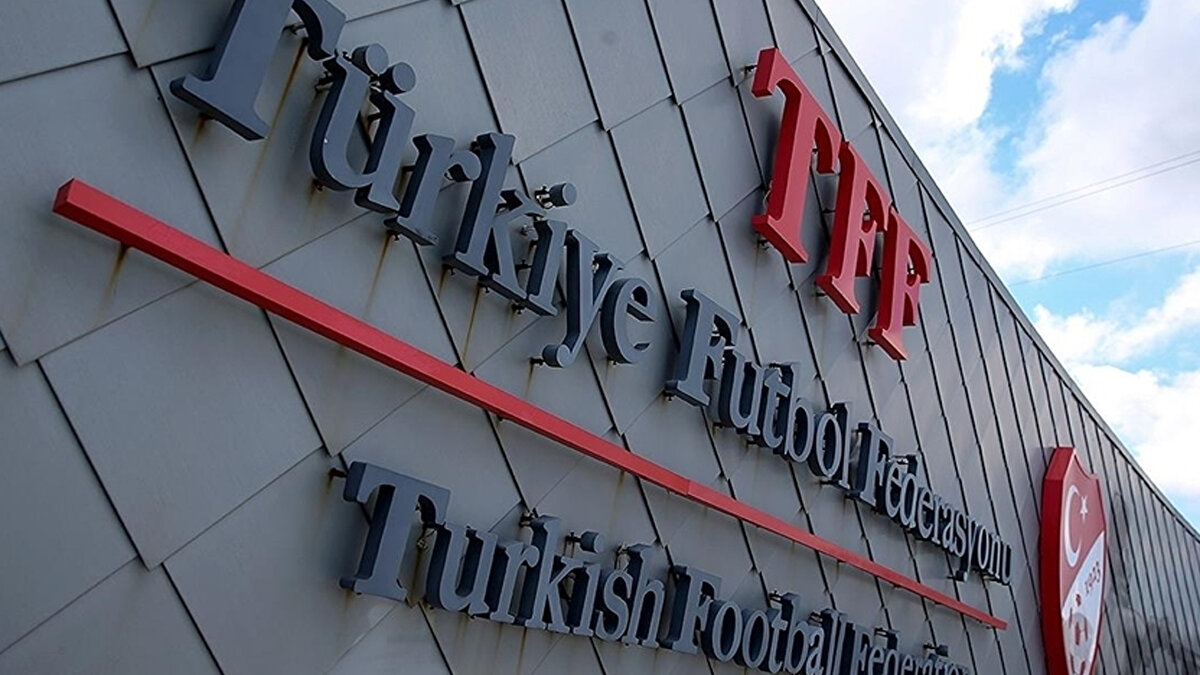 TRT Spor canlı yayınına katılan TFF Hakem Gelişim Direktörü Dr. Vitor Melo Pereira ve TFF VAR Direktörü Joao Capela, Süper Lig’de son dönemde gündem olan hakem kararlarını değerlendirdi.