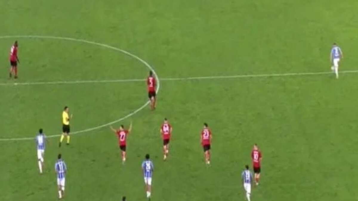 Trabzonspor - Gaziantep FK maçı<br><br>TFF Hakem Gelişim Direktörü Dr. Vitor Melo Pereira: "Burada sahada verilmesi gereken bir karar bu. Serbest vuruş açık. Trabzonsporlu oyuncunun oyunu hızlıca başlatma hakkı vardır. Top hareketli mi değil mi diye bakarsınız. Disiplin uygulaması, sarı veya kırmızı kart var mı diye bakarsanız. Hakemin hatası var burada. Çünkü faulün olduğu yer ile oyunun başlatıldığı yer çok değil. Çok açık gol pozisyonu bir de. O da başka bir mesele. Ümit vaad edici bir atak başlıyor burada. Burada hakem hatası var."