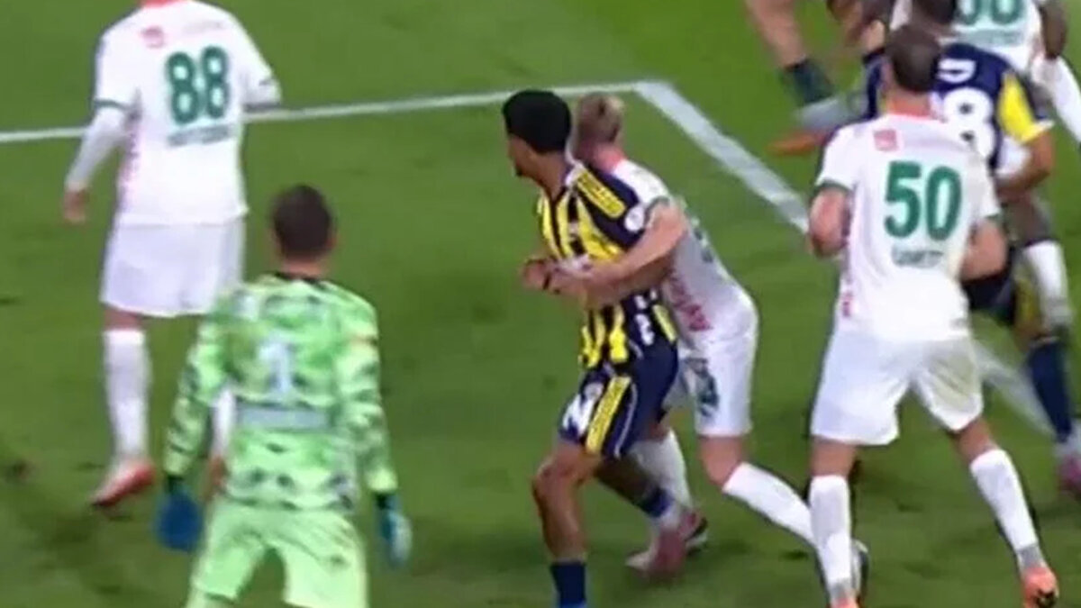 TFF VAR Direktörü Joao Capela: "Şunun altını çizmek istiyorum taraftarlar için. Aynı pozisyon diye bir pozisyon yoktur, benzer pozisyon vardır. Küçücük farklar işin rengini, kararı değiştirir. Bu çok zor bir şey. Yunanistan'da da oradaydı ben oradayken, bir pozisyona bakıyorsunuz farklı olabiliyor. Hakem, VAR yapmıyor diyorsunuz. Bundan uzak durmak lazım. VAR, bariz ve açık hata varsa çağırır, yoksa çağırmaz. Yeteri kadar açık bir durum yoksa o zaman müdahale etmez VAR. Dengeyi çok iyi kurmanız lazım. Açık şekilde ele almanız lazım. Birçok kriter var. Elle oynama pozisyonunda 15 farklı kriter var kural kitabında.<br><br>Eğer hakem burada penaltı verse 'hakem yanlış penaltı verdi' diyemez VAR. Bu hakemin yorumudur. Hakeme aittir bu yorumu. El pozisyonu gri değil, beyaza yakın o pozisyon."