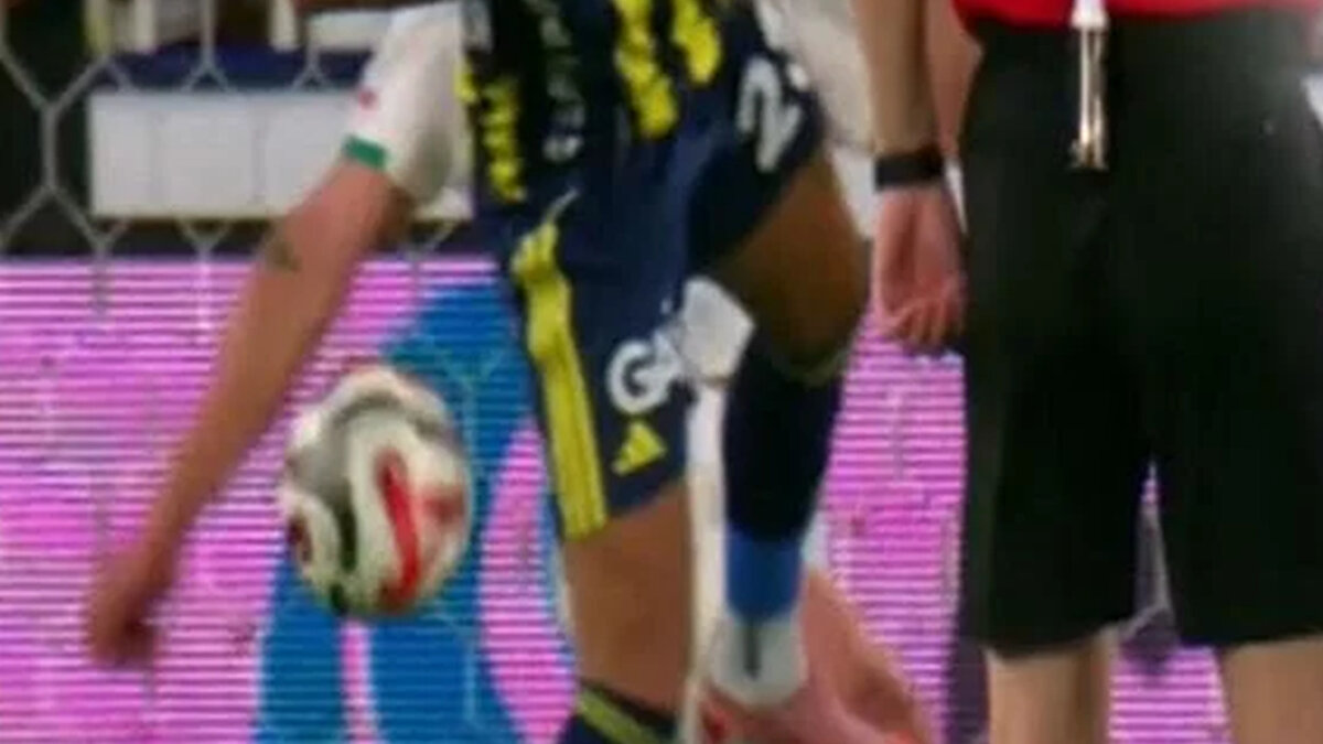 Fenerbahçe'nin beklediği iki penaltı<br><br>TFF Hakem Gelişim Direktörü Dr. Vitor Melo Pereira:<br><br>TFF VAR Direktörü Joao Capela: "Bu sahada çok zor görülecek bir pozisyon hakem tarafından. Oyuncular topu almak için mücadele ediyor. Burada Fenerbahçeli oyuncunun etrafına kollar sarılmış. Her iki oyuncu da topun dışında, savunma oyuncusu iki kolunu sarmış durumda. Ancak burada arkadan siz itilirseniz ileri düşersiniz ama sarılma noktasında böyle düşmezsiniz. Bu çok açık ve bariz bir hata değil. VAR hatasında 3 şeye bakarız; etki, kanıt ve gerçeğe uygunluk. Kanıt ne, gerçeklik ne, sebep ne? Burada penaltı verse de tartışamazsınız, vermese de... Top orada değil. Hareketin sonunda öne doğru düşüyor. Doğal bir düşüş değil. Savunma oyuncusunun müdahalesi neticesinde bir düşüş değil.<br><br>Olası bir elle oynama var. İki oyuncu yakın bir aksiyon içerisindeler. Beklenmedik şekilde geliyor top. Savunma oyuncusunun vücudundan sekerek geliyor. Vücudunun esneme hareketi sonucu bu oluyor.<br><br>Burada önemli olan şey, topun vücuttan sekerek kola gelmesi. Çok yakın bir aksiyon bu. Beklenmedik bir  top. Bir savunma oyuncusu olduğunuzu düşünün, aradaki mesafe uzaksa görürüm, yakınsa 1 metrenin altındaysa, oynamaya çalışıyor topla, kol zaten doğal pozisyonunda. Vücudun yakınında. Bu el değil. Açık bir penaltı değil bu. Bu gri bir pozisyon bile değil. Beyaza yakın bir pozisyon. Böyle bir durumda VAR müdahale etmez."