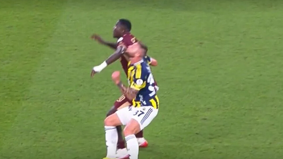 Fenerbahçe - Trabzonspor maçında Onuachu'nun attığı golün iptali...<br><br>TFF VAR Direktörü Joao Capela: "Burada kolun yüze gelmesi gibi bir durum var. Açık ve net bir kanıt var. Dikkatsiz bir müdahale var. Faulü yapan oyuncuyla, golü atan oyuncu aynı. Bu bizim için önemli burada. Burada yüze gelen teması görüyorsunuz. Tabii ki niyeti okuyamayız. Futbol niyeti oyunu değildir, gerçekler oyunudur. Ya fauldür ya değildir. Burada açık ve net bir kanıt var. Savunma oyuncusu burada topa dokundu diye de atak fazı bitmiş olmuyor. Dolayısıyla VAR'ın müdahalesi doğrudur.<br><br>Yüze vuruyorsan bu fauldür. Hakem olarak biz hiçbir zaman oyuncunun boyuyla alakalı ele alınmaz. Kısa veya uzun olabilir, anlıyoruz. Pozisyonda Skriniar'ın kolları aşağıda, Onuachu'nun kolları ise Skriniar'ın yüzüne geliyor.<br><br>VAR bu pozisyona müdahale etmese, 'Faul vardı neden müdahale etmedin' derdik."