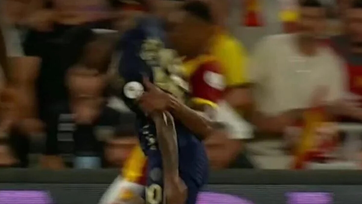 Göztepe - Fenerbahçe maçı<br><br>TFF VAR Direktörü Joao Capela: "Burada ekstra bir hareket var. Rakibin yüzüne dirsek attı Duran. Ekstra dirsek hareketini çok açık bir şekilde görüyoruz. Hakemin sarı kartı doğru değil, kırmızı kart incelemesi, müdahalesi yapması lazımdı VAR'ın. Kılavuzlara göre VAR'ın müdahale etmesi lazımdı."