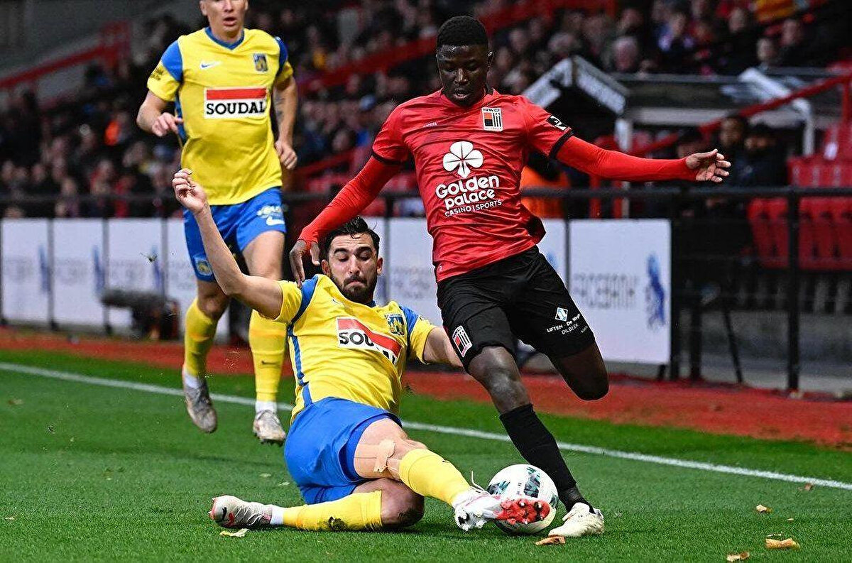 90+8'DE YENİDEN SAHNEDE<br><br>Uzatma dakikalarında bir kez daha öne çıkan genç stoper, 90+8. dakikada yaptığı vuruşla hatasını telafi etti ve skoru 5-5’e taşıdı. Böylece Westerlo, sahadan 1 puanla ayrılmayı başardı.