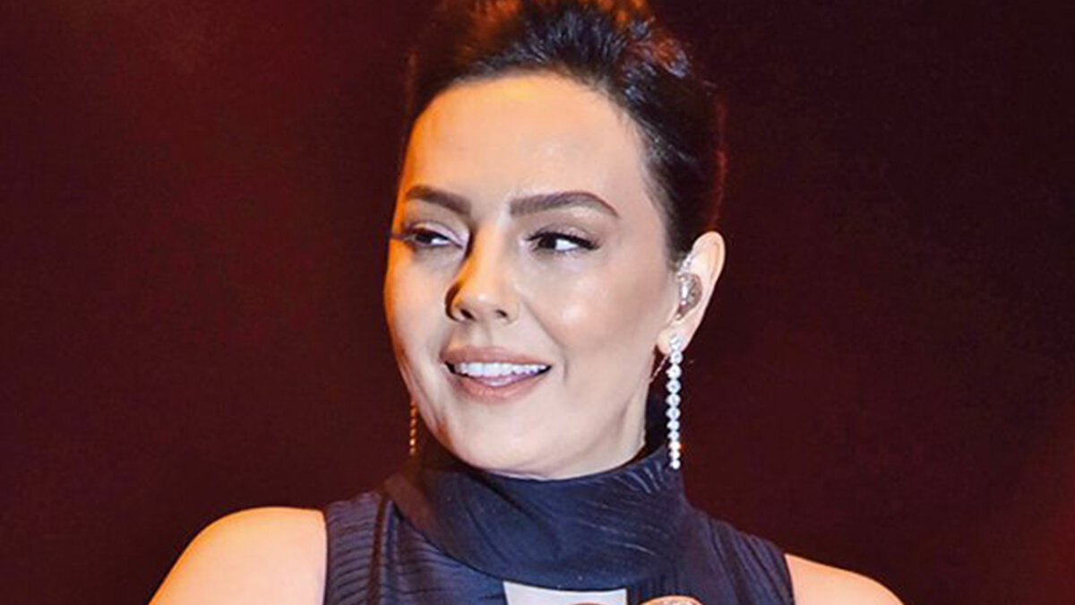 "Büyük bir sevgiyle, kısa sürede yapmış olduğumuz evliliğimizde, zaman içerisinde yaşadığımız fikir ayrılıkları nedeniyle maalesef ayrılma kararı almış bulunmaktayız.