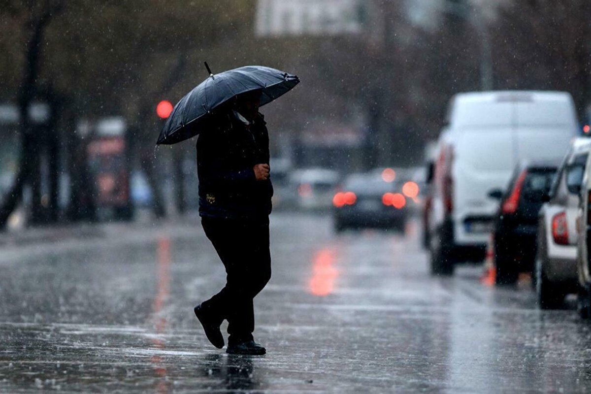 İstanbul hava durumu: Havalar ne zaman soğuyacak?<br><br>Meteoroloji’nin son raporuna göre İstanbul’da bu hafta hava sıcaklıkları kademeli olarak düşecek. Özellikle Cuma ve Pazar günleri yağışın etkili olmasıyla birlikte kentte sıcaklıklarda yaklaşık 5 derecelik bir azalma görülecek. Vatandaşlar hafta sonunu planlarken yağmur ihtimalini göz önünde bulundurmalı.