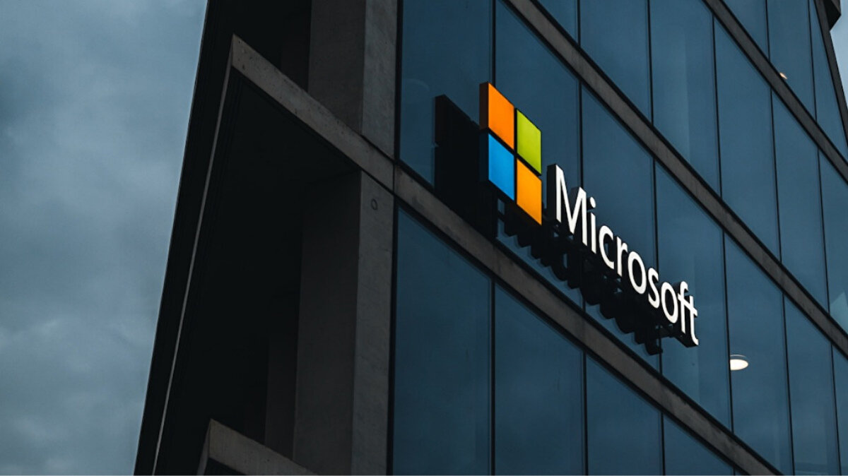 Çalışanlardan Protesto<br><br>20 Ağustos’ta bir grup mevcut ve eski çalışan, “No Azure for Apartheid” protestosuyla Microsoft’un Redmond’daki genel merkezinde eylem yaptı.
