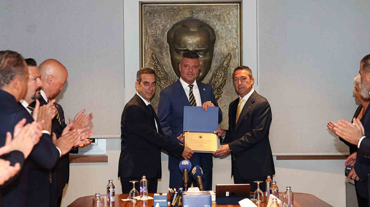 Fenerbahçe Yüksek Divan Kurulu Başkanı Şekip Mosturoğlu, burada yaptığı açıklamada, Ali Koç ve yönetim kuruluna teşekkür ederek, "Başkanımız Ali Koç’a ve görev yapan tüm yönetim kurulu üyelerimize teşekkür ediyorum. Fenerbahçe’ye kazandırdıklarınız için sizlere minnettarız. Arkadaşlarımıza da yeni görevlerinde başarılar diliyorum. Allah utandırmasın" ifadelerini kullandı.