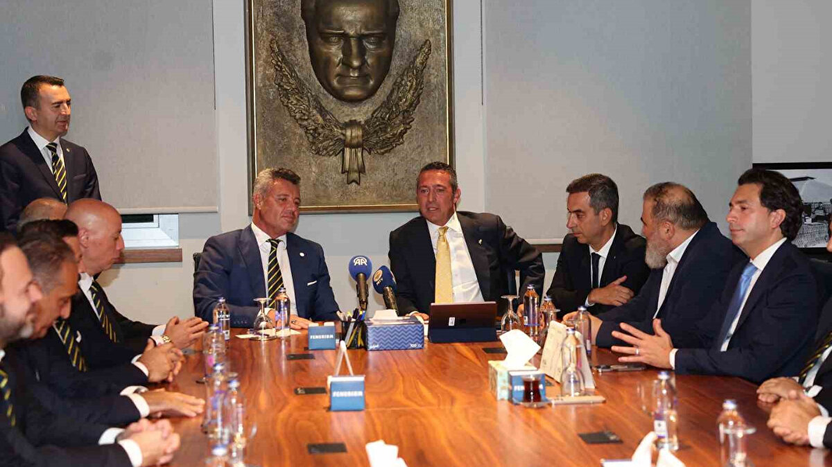 38. başkanımız hayırlı olsun. Allah utandırmasın. Hepimizin yolu açık, şansı bol olsun. Nice zaferlerde hep beraber kutlamayı nasip etsin. Başkana da bol şans diliyorum. Önce sağlık diliyorum. Bu işler ruh ve beden sağlığını bozan işler. Sonra kudret, kuvvet ve dirayet diliyorum. Bizim de yapabileceğimiz bir şey varsa her zaman hazırız. Maçlarda da her zaman görüşeceğiz" ifadelerini kullandı.<br>Açıklamaların ardından Fenerbahçe Başkanı Sadettin Saran, eski başkan Ali Koç’a plaket takdim ederken, tören toplu fotoğraf çekiminin ardından sona erdi.