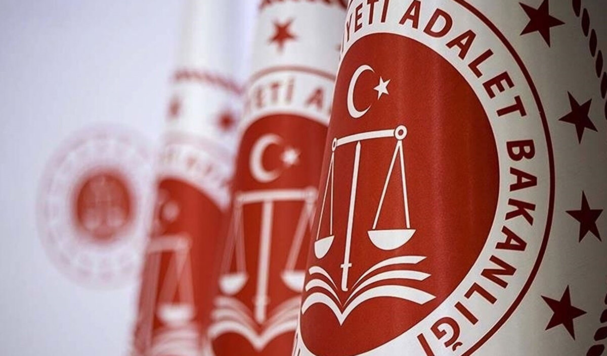 Adalet Bakanlığı 5 bin personel alım başvuru süreci 15 Ağustos'da<br>tamamlandı. Bilindiği üzere Ceza ve Tevkifevleri (CTE) Genel Müdürlüğü'ne 3 bin 172 infaz ve koruma memuru, 91 hemşire, 52 teknisyen, 100 destek personeli (şoför), 29 destek personeli (aşçı), 2 destek personeli (kaloriferci), 30 destek personeli (hasta bakıcı), 24 destek personeli (hizmetli) olmak üzere 3 bin 500 ve Adalet Bakanlığı Personel Genel Müdürlüğünce Devlet Memurları Kanununun 4B maddesi kapsamında 1500 sözleşmeli zabıt katibi olmak üzere toplamda 5 bin personel alımı için başvuru süreci 15 Ağustos'ta sona erdi.<br><br><br>Başvuru tarihinin üzerinden yaklaşık 1 ay geçti. Peki Adalet Bakanlığı<br>personel alım başvuru sonuçları ne zaman açıklanacak?