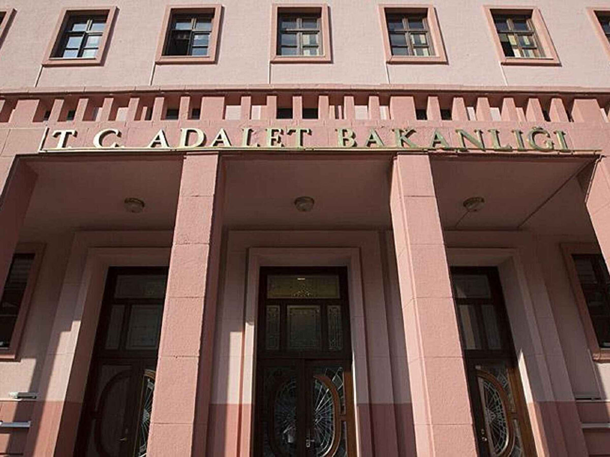 ADALET BAKANLIĞI SONUÇLARI NEREDEN ÖĞRENİLİR?<br><br>Personel alımı sonuçları Adalet Bakanlığı'nın resmi web sitesi ve Ceza ve Tevkifevleri Genel Müdürlüğü (CTE) sitesi üzerinden ilan edilmektedir.