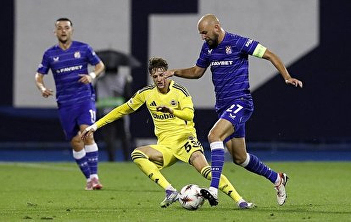 Engin Verel: "Koskoca Fenerbahçe'nin formasını giymenin verdiği bir gurur bir savaşçı ruh arıyor insan. Zagreb karşısında ayaklarınız titrer, panik yaparsanız yakışır mı? Adamlar resmen Fenerbahçe'nin hediye ettiği golle öne geçtiler. İkinci yarıda da ilk yarıdan farklı bir görüntü yoktu. Üzerine ölü toprağı serpilmiş, sanki kazanmak istemeyen bir takım vardı sahada. Golü de erken yediler. Sonra zaman zaman beraberlik için kurulan yalancı bir baskı... Mourinho belli ki kendini kurtarmak için erken kaçmış. Bu görüntü ne Avrupa'da ne de ligde iş yapar 'Bu takım nasıl düzelir' diye sorarsanız. Doğrusu benim de bir fikrim yok." (Akşam)