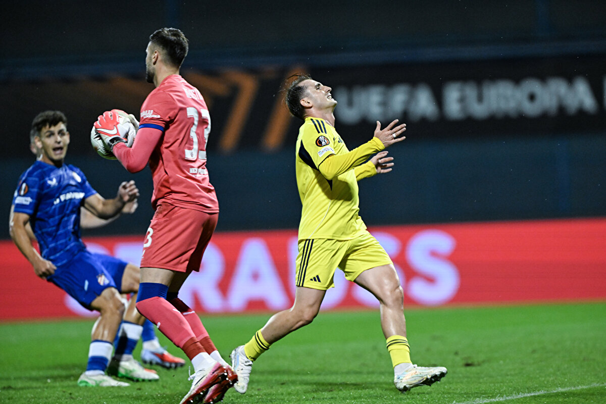 KEREM SIFIR ÇEKTİ<br>Büyük umutlarla Fenerbahçe'ye transfer olan milil futbolcu Kerem Aktürkoğlu, Dinamo Zagreb karşısında etkisiz oyun ortaya koyan oyunculardan bir tanesiydi. 