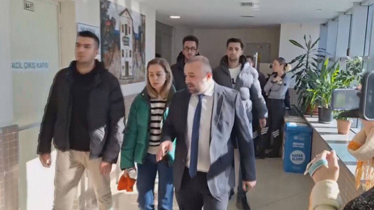 Anadolu Cumhuriyet Başsavcılığınca hazırlanan iddianamede, Kıvanç ve Beril Talu çifti ile Ertan Koç sanık, 13 kişi müşteki olarak yer alıyor.<br><br>İddianamede, sanıklar Kıvanç ve Beril Talu'nun, öncesinde sosyal medya kanalı aracılığıyla birçok yayın yaparak, insanların sempatisini ve güvenini kazandıkları anlatılıyor. Akabinde sanıklar Kıvanç-Beril Talu ile Ertan Koç'un fikir ve eylem birliği içinde iştirak halinde hareket ederek, bir reklamcılık şirketi vasıtasıyla müştekilere reklam organizasyonu yaptıkları yönünde vaatte bulundukları kaydediliyor.<br><br>İddianamede, sanıkların bu organizasyon için paraya ihtiyaç duydukları, söz konusu reklam faaliyetlerine para verenleri reklam işine ortak ettikleri ve gelen gelirleri payları oranında dağıtacakları vaadiyle kandırarak, gerçekte herhangi bir reklam faaliyeti olmaksızın müştekilerden para alarak ponzi (saadet zinciri) sistemi oluşturdukları aktarılıyor.