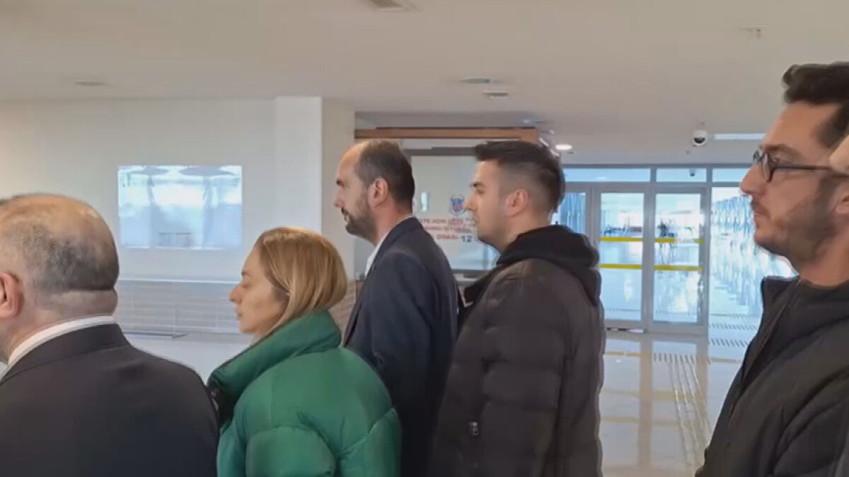 Sanıkların ponziye ilk giren müştekilerin paralarını, sisteme sonradan dahil olanlardan aldıkları paralarla kısım kısım ödedikleri belirtilen iddianamede, bu sayede reklamcılık faaliyetine ortak olduğunu düşünen müştekilerin başka kişileri de sanıkların isteğiyle sisteme dahil ettikleri vurgulanıyor.<br><br>İddianamede, sanıklar Kıvanç Talu, Beril Talu ve Ertan Koç'un kurdukları sistemle 13 kişiyi toplamda 3 milyon 17 bin lira dolandırdığı aktarılıyor.<br><br>Sanıkların, bu şekilde "üç veya daha fazla kişi ile birlikte tacir veya şirket yöneticisi olan ya da şirket adına hareket eden kişilerin ticari faaliyetleri sırasında, kooperatif yöneticilerinin kooperatifin faaliyeti kapsamında nitelikli dolandırıcılık" suçunu işlediği kaydedilen iddianamede, sanıkların 58 yıl altışar aydan 195'er yıla kadar hapisle cezalandırılması talep ediliyor.