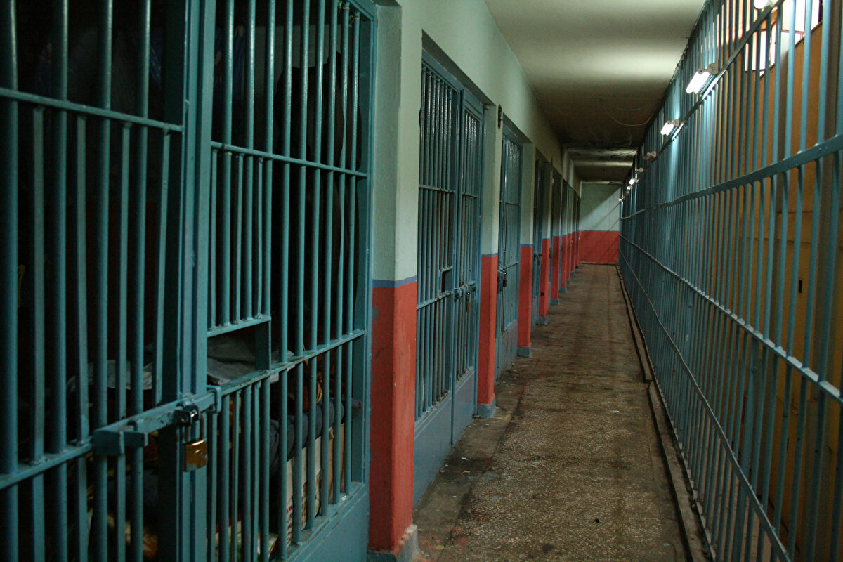 11. YARGI PAKETİNDE HANGİ DÜZENLEMELER VAR?<br><br>Bakan Tunç, özellikle bilişim yoluyla dolandırıcılık, sanal bahis ve kumar, trafikte yol kesme ve kutlamalarda havaya ateş açma gibi toplumsal güvenliği tehdit eden konularda cezaların artırılacağını vurguladı. Kurusıkı silahların da bu kapsamda değerlendirileceğini belirten Tunç, “Bu fiiller ölüm ya da yaralama olmasa dahi müstakil bir suç haline getirilecek” dedi.