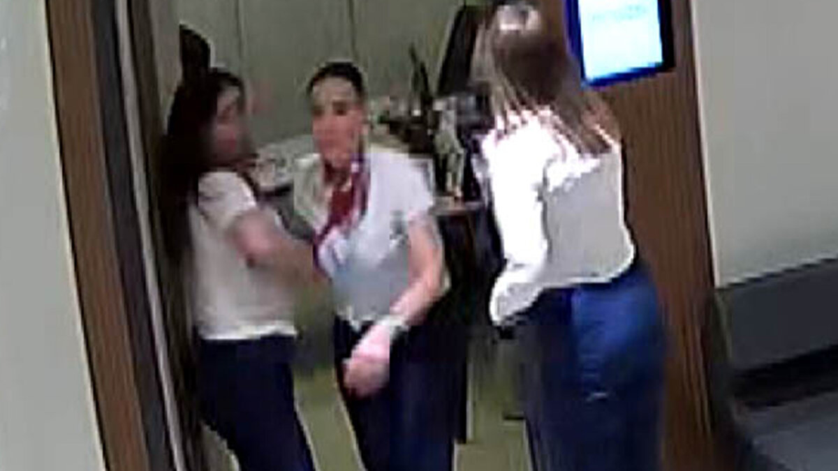 Soruşturma sonunda hakkında ‘Boşandığı eşe karşı kasten öldürme’ suçundan ağırlaştırılmış müebbet, Ç.A.’yı tehdit ettiği için de ‘Silahla tehdit’ suçundan 7 yıla kadar hapis istemiyle Kahramanmaraş 5’inci Ağır Ceza Mahkemesi’nde dava açılan Atilla Ayıntaplı, bugün ilk kez hakim karşısına çıktı. Davanın ilk duruşmasına tutuklu sanık Atilla Ayıntaplı, çiftin kızı Sıla Ayıntaplı, Eser Karaca’nın babası Mustafa Karaca, kardeşi Sefa Karaca, sanık ve müşteki avukatları, Aile ve Sosyal Hizmetler Bakanlığı ile Kahramanmaraş Barosu Kadın Hakları Komisyonu avukatları katıldı.