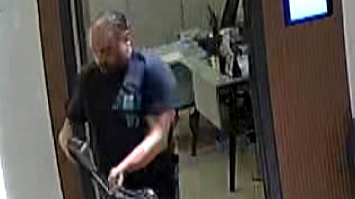 Atilla Ayıntaplı, savunmasında, soruşturma aşamasında detaylı şekilde ifade verdiğini ve o ifadeye ekleyecek bir şeyi olmadığını, pişman olduğunu belirtip beraatini talep etti.<br><br>Daha sonra olay günü Eser Karaca’nın odasına bulunan Ç.A.’nın ifadesi alındı. Ç.A., sanıktan şikayetçi olmadığını belirterek, “Ben odaya girdim. Arkadaşım bana mesaj atınca dışarı çıkıp arkadaşlara ‘Atilla burada güvenliğe haber verin’ dedim. Tekrar odaya girdim. Eser, ‘Atilla çıkar mısın’ diyor, Atilla ‘Çıkmayacağım’ diyordu. Sonra Atilla bana ’Sen çık’ dedi. Ben de çıkmayacağımı söyleyince kapıyı kapatıp “O zaman ikinizi de öldürürüm” dedi ve odada boğuşmaya başladık. Daha sonra kapıyı açıp dışarı kaçtık. Eser ile ben farklı yönle gittiğimiz için cinayet anını görmedim” dedi.