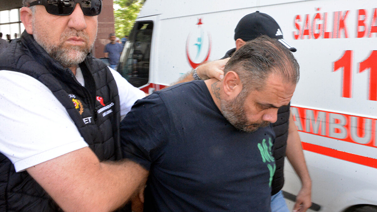 Olay, 21 Mayıs’ta Yamaçtepe Mahallesi’ndeki özel hastanede meydana geldi. Atilla Ayıntaplı, poşete sakladığı pompalı tüfekle gittiği hastanede eski eşi Eser Karaca’nın odasına girdi. Karaca ve Ayıntaplı arasında tartışma çıkarken, bu sırada odaya Karaca’nın arkadaşı Ç.A. girdi. Ayıntaplı Ç.A.’dan odadan çıkmasını istedi ancak olumsuz yanıt alınca “İkinizi de öldüreceğim” dedi.<br><br>Eser Karaca ve Ç.A., odadan çıkıp kaçarken, Atilla Ayıntaplı da poşetten pompalı tüfeğini çıkarıp Karaca’nın peşinden gitti. Hastanenin güvenlik kameralarına da yansıyan olayda Ayıntaplı, Eser Karaca’yı 3 el ateş ederek öldürüp kaçtı. Eser Karaca’nın daha önce şüpheli hakkında 3 kez uzaklaştırma kararı aldırdığı belirilendi. Olay günü 4’üncü kez uzaklaştırma kararının çıktığı gün eski eşini öldüren Atilla Ayıntaplı, tutuklandı.