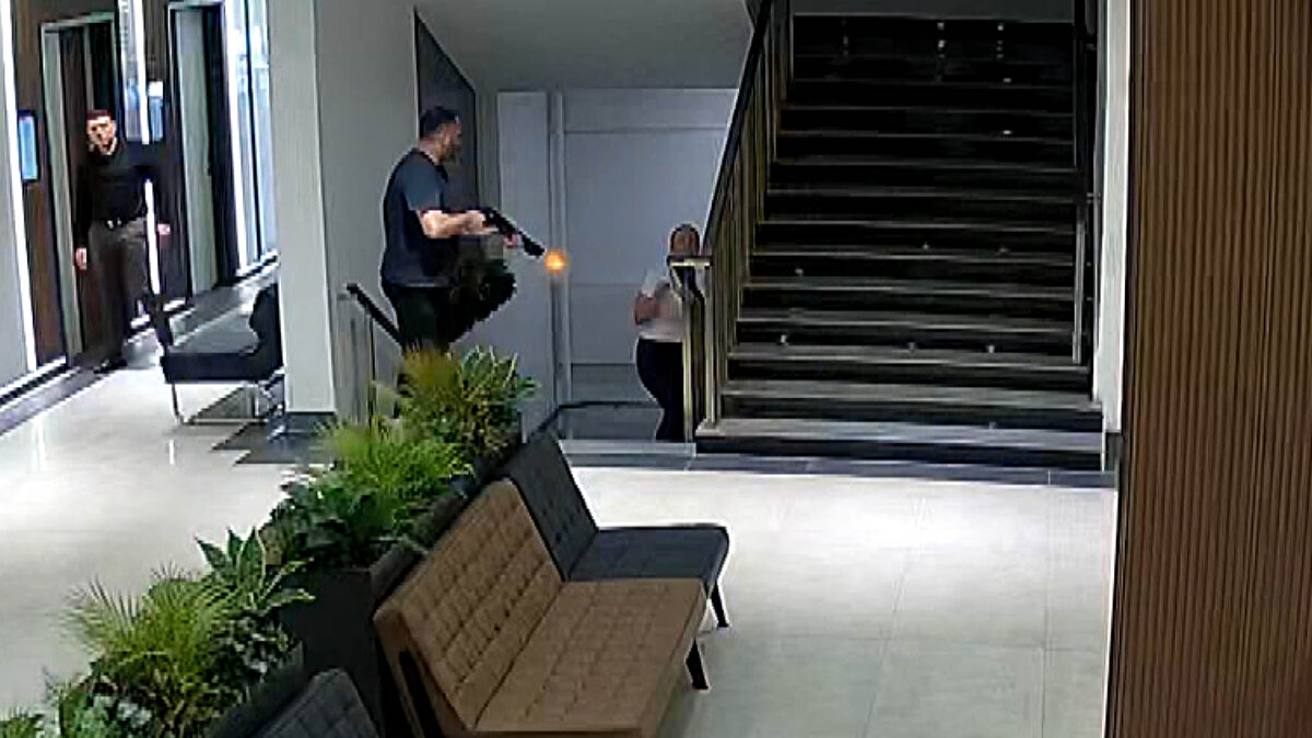 SAVCI: İYİ HAL İNDİRİMİ YAPILMASIN<br><br>Cumhuriyet savcısı, duruşma sonunda esas hakkında mütalaasını vererek, Atilla Ayıntaplı’nın ‘Boşandığı eşe karşı kasten öldürme’ suçundan ağırlaştırılmış müebbet ve hastane çalışanı Ç.A.’yı tehdit etmesinden dolayı da ‘Silahla tehdit’ suçundan 7 yıl hapisle cezalandırılmasını, hüküm verilirken de iyi hal indirimi yapılmamasını talep etti. Mahkeme heyeti, mütalaaya karşı savunma yapmaları taraflara süre vererek davayı 10 Ekim'e erteledi.