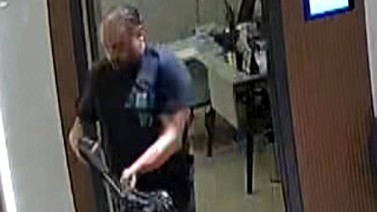 Sanık avukatı ise Atilla Ayıntaplı’nın daha önceki işlerinden dolayı hakkında icra olması nedeniyle iş yeri açamadığını, Ankara'da bir büfe açmaya karar verdiğini, icralar nedeniyle de büfeyi Eser Karaca’nın üzerine açmak için anlaşmalı olarak resmiyette boşandığını, boşanmanın ardından büfenin Eser'in üzerine açıldığını ve pos cihazlarından çekilen paraların günlük Karaca’nın banka hesabına aktarıldığını öne sürdü. Avukat, ayrıca, resmen boşanmış olmalarına rağmen çiftin fiili birlikteliklerinin devam ettiğini, daha sonra Eser Karaca’nın ‘Biz artık boşandık’ demeye başladığını, bir süre sonra da telefonunu Ayıntaplı’dan sakladığını, tuvalete girerken dahi telefonu yanına aldığını, bunun da müvekkilinde aldatma şüphesini doğurduğunu, bunun dışında 18 yaşından küçük olan oğlunu göstermemeye başladığını ifade ederek bunların haksız tahrik olarak kabul edilmesini talep etti.