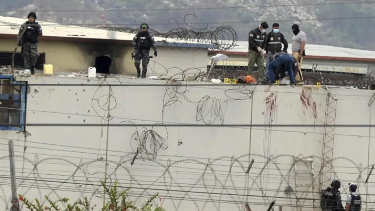 Machala kentindeki hapishanede de 22 Eylül'de rakip çeteler arasında çıkan silahlı çatışmada 14 kişi ölmüştü.<br><br>Hapishanelerdeki çatışmalardan Los Choneros ve Los Lobos çeteleri sorumlu tutuluyor.