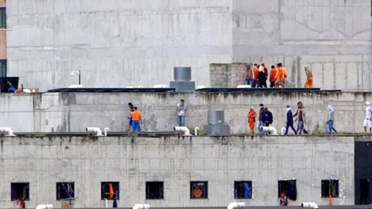 17 mahkumun yaşamını yitirdiği olayda, ölü sayısının artabileceği ifade edildi.<br><br>Olayların kontrol altına alınması için hapishaneye güvenlik güçleri sevk edildi.