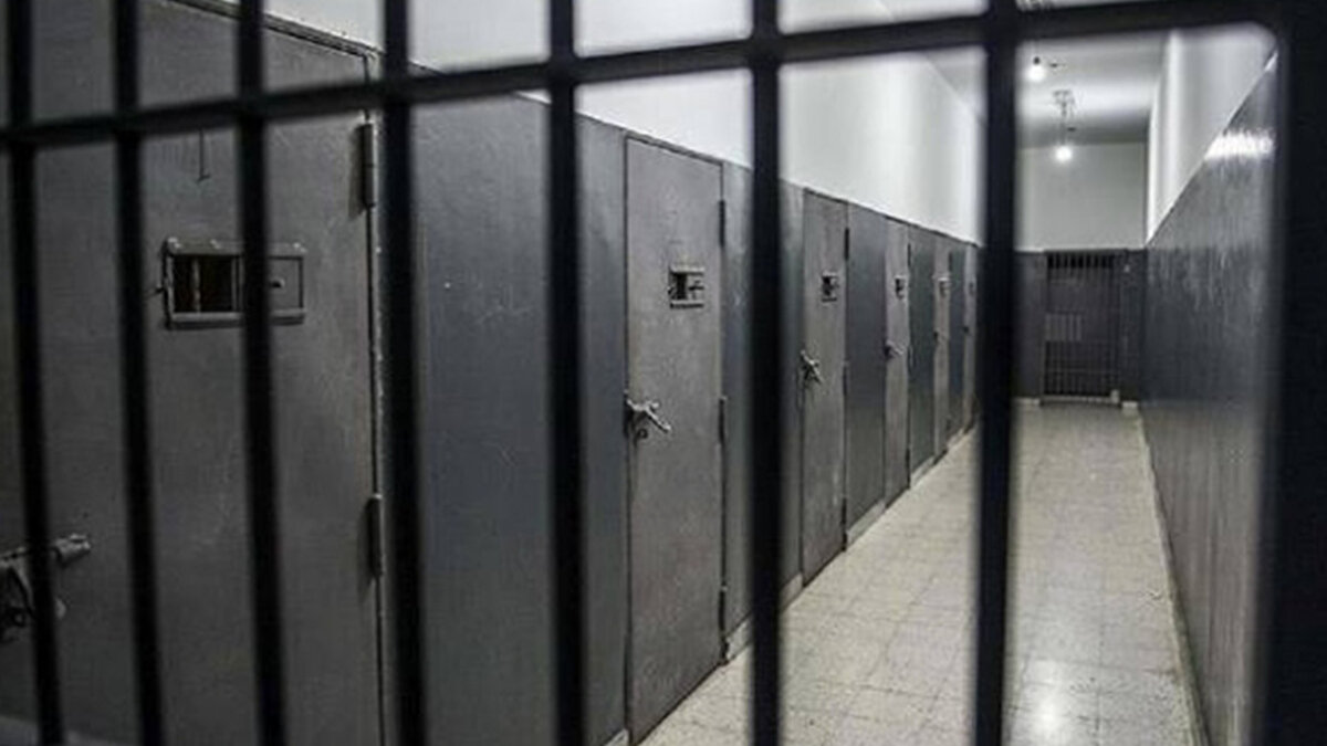 ​Güney Amerika ülkesi Ekvador'da bir hapishanede rakip çeteler arasında çıkan çatışmada 17 kişi hayatını kaybetti.<br><br>Ulusal basında yer alan habere göre, ülkenin kuzeybatısındaki Esmeraldas kentindeki hapishanede rakip çeteler arasında silahlı çatışma çıktı.