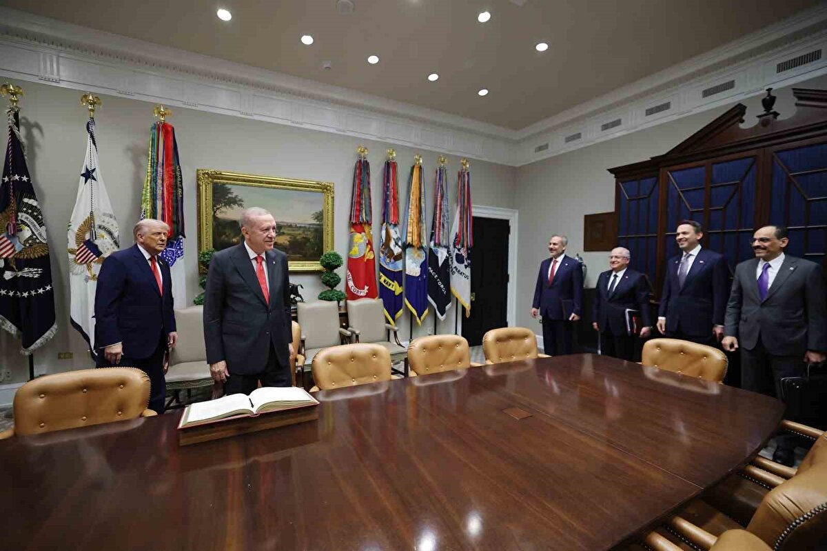 Türkiye’ye uygulanan CAATSA yaptırımları<br><br>ABD, 2021 yılında Türkiye’nin S-400 alımını gerekçe göstererek yaptırımları devreye aldı.<br><br>Hedef alınan kurum: Savunma Sanayii Başkanlığı (SSB)<br>Yaptırım kapsamındaki isimler:<br><br>İsmail Demir (SSB Başkanı)<br><br>Faruk Yiğit (Başkan Yardımcısı)<br><br>Serhat Gençoğlu (Hava Savunma ve Uzay Daire Başkanı)<br><br>Mustafa Alper Deniz (Grup Müdürü)